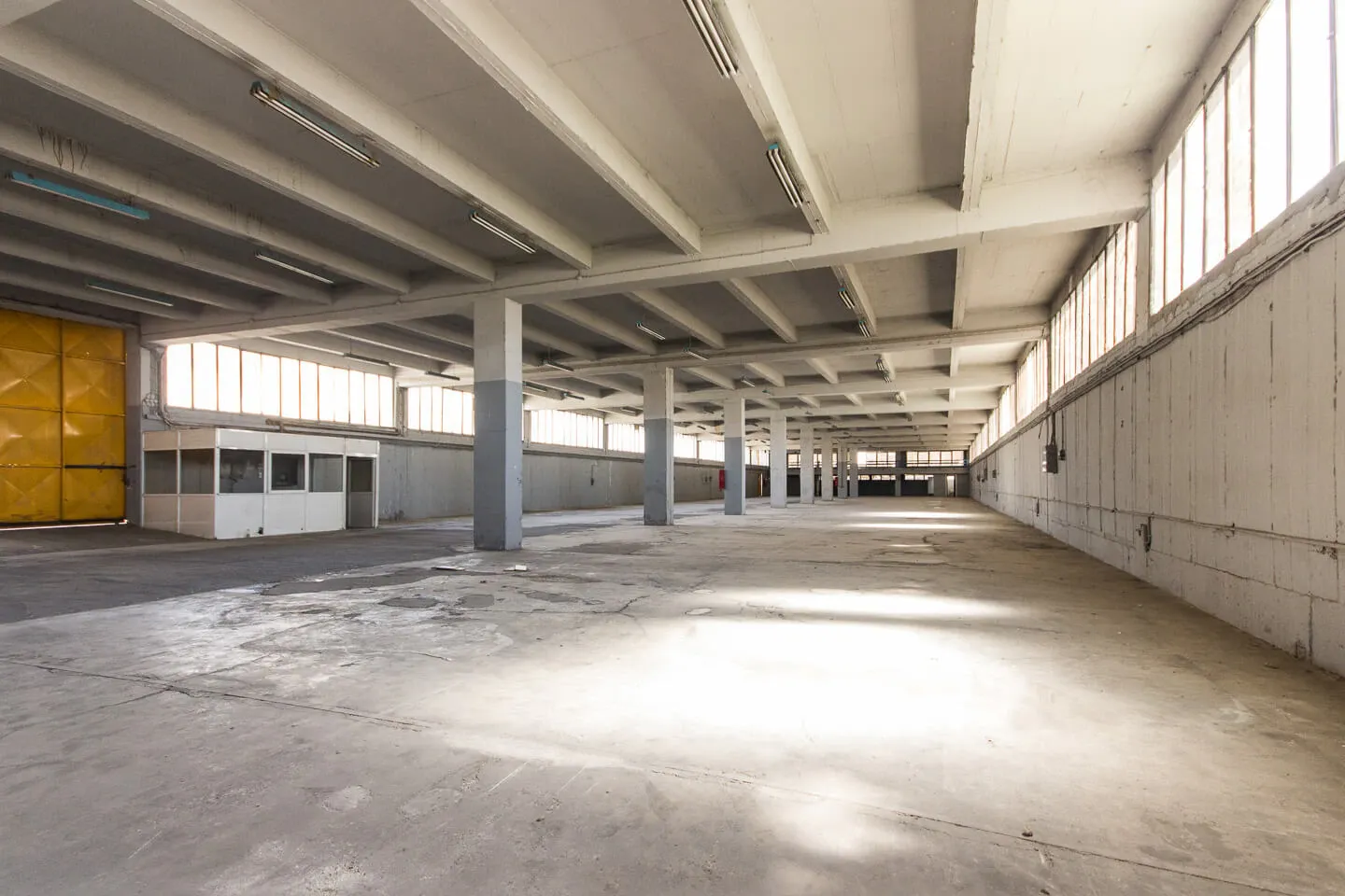 Mandra industrial space 1.800 sq.m, for rent - photo 1 of 3