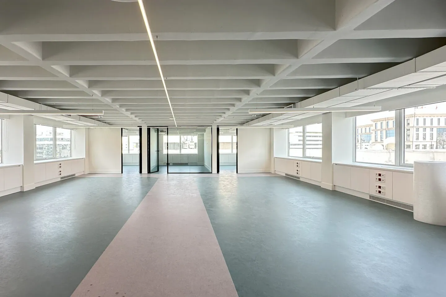 Paleo Faliro office 1.350 sq.m, for rent - photo 1 of 12