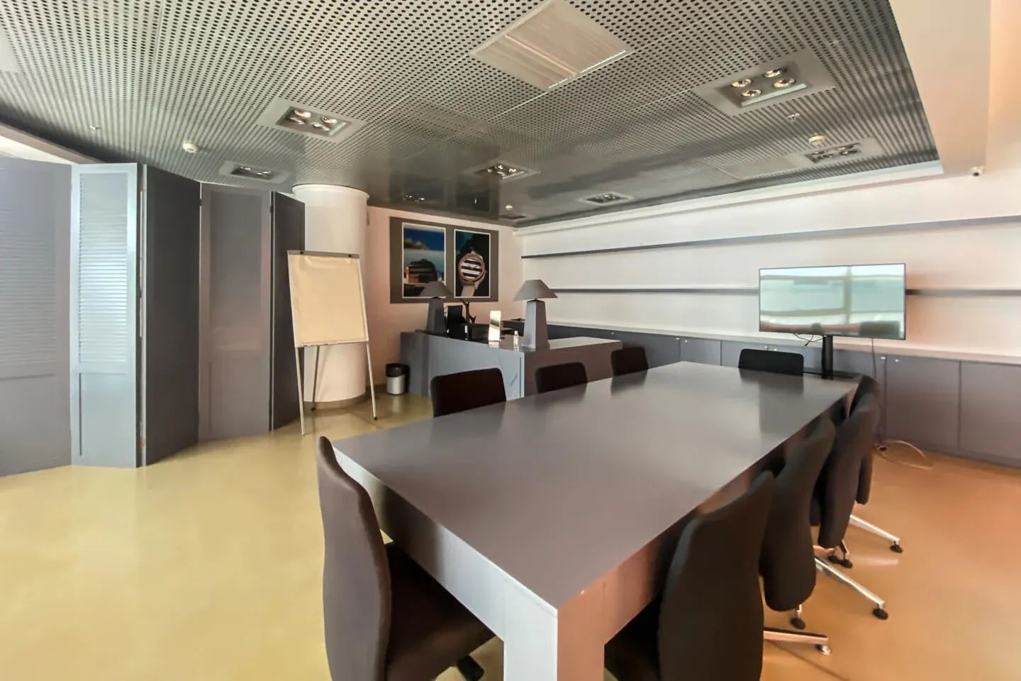 Agios Stefanos building 925 sq.m, for rent - photo 1 of 5