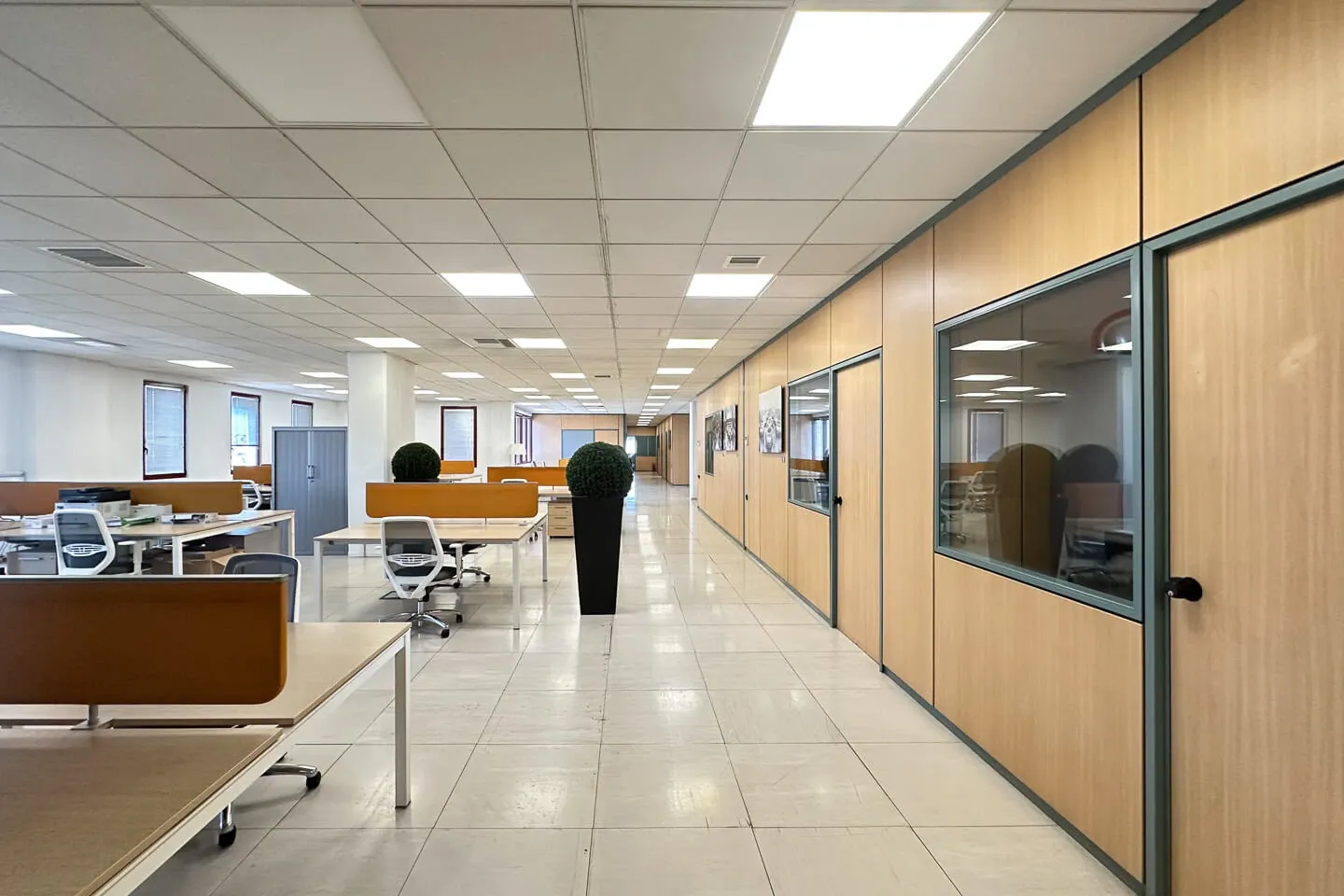 Argyroupoli office 1.050 sq.m, for rent - photo 1 of 11