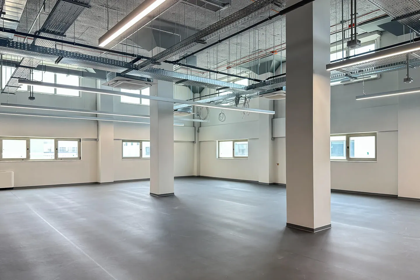 Center Port office buildings 6.873 sq.m, for rent - photo 1 of 7