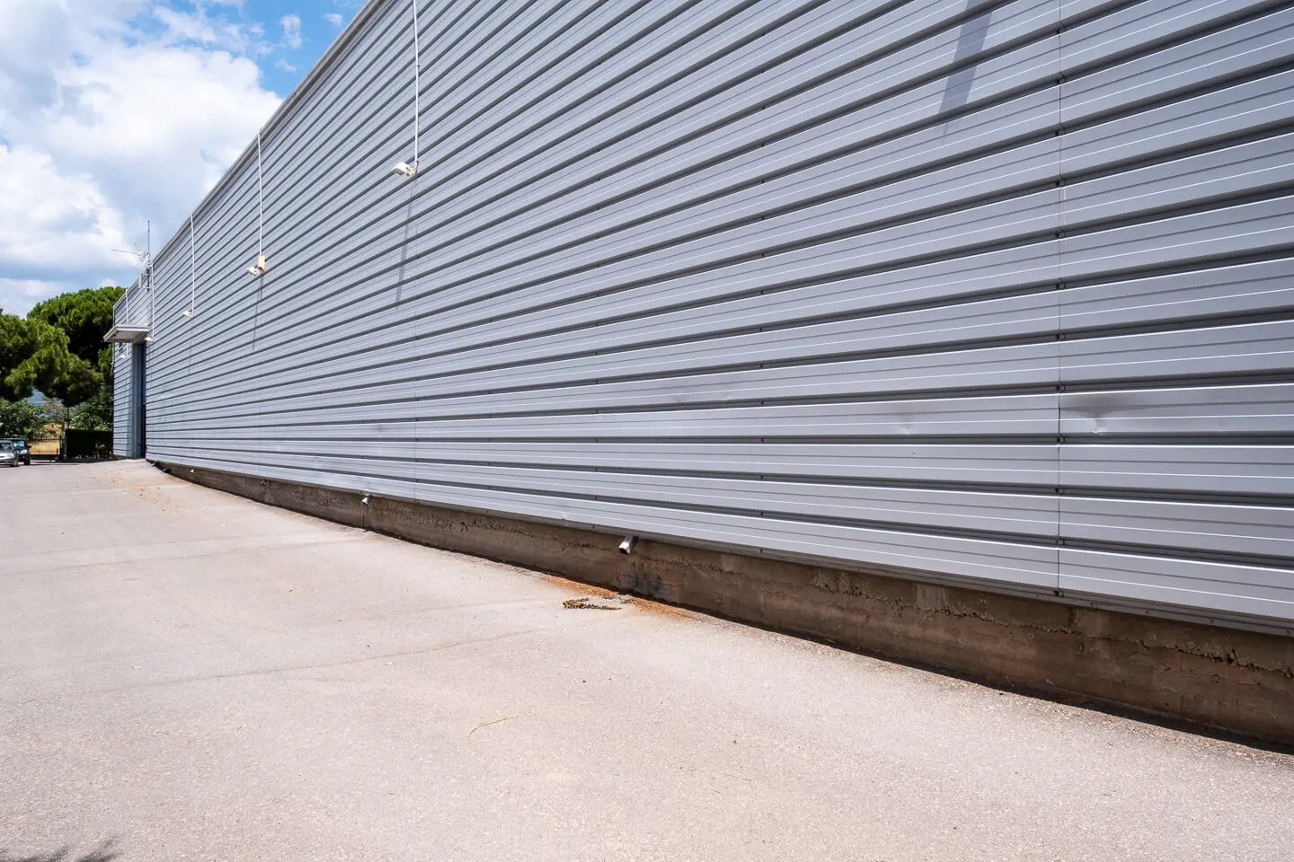 Attica building 1.550 sq.m, for rent - photo 1 of 3