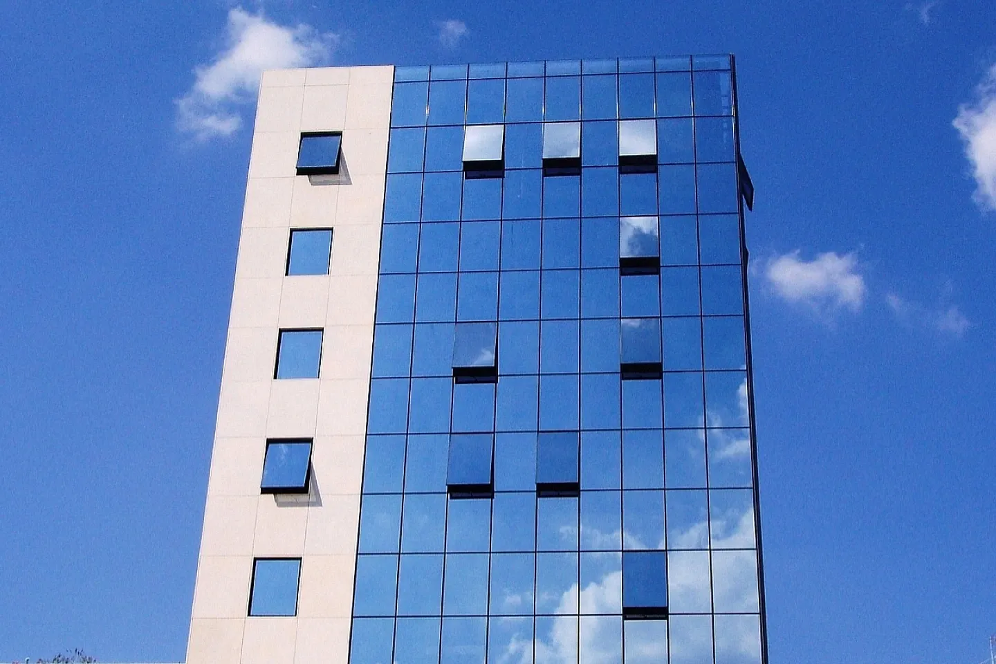 Kolonos office 3.000 sq.m, for rent - photo 1 of 2