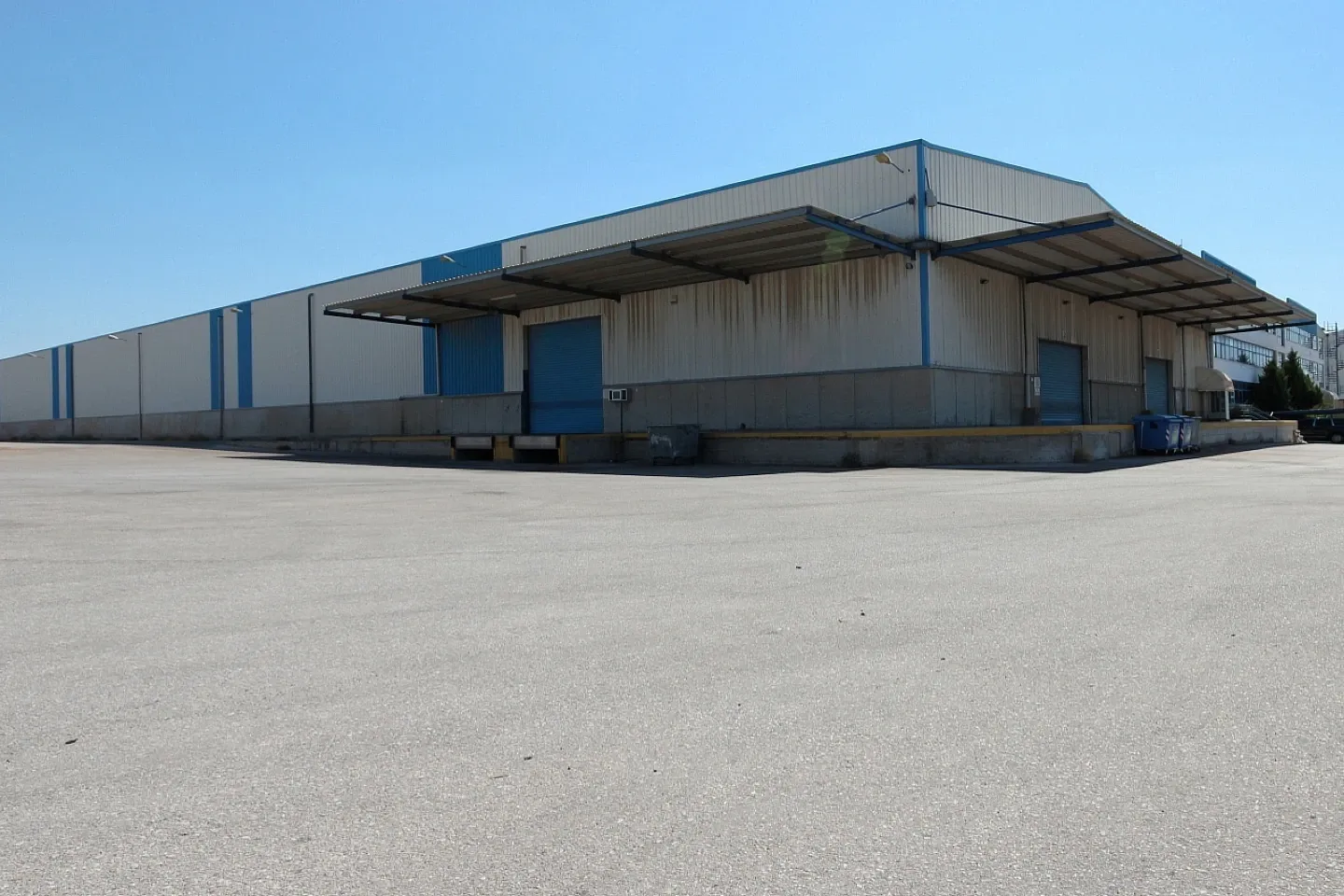 West Attica industrial warehouse 6.800 sq.m, for rent - photo 1 of 2