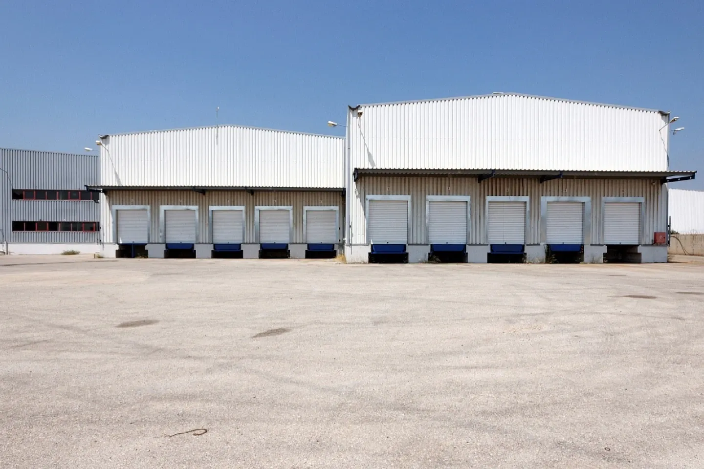 Magoula industrial warehouse 2.000 sq.m, for rent - photo 1 of 5