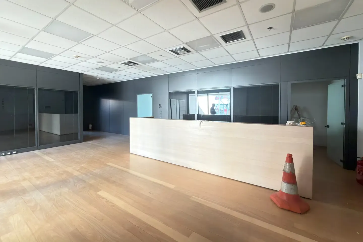 Attica building 3,400 sq.m for rent - photo 1 of 10